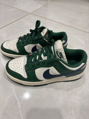 Nike Low-Top Sneakers in Dark Green, White & Navy